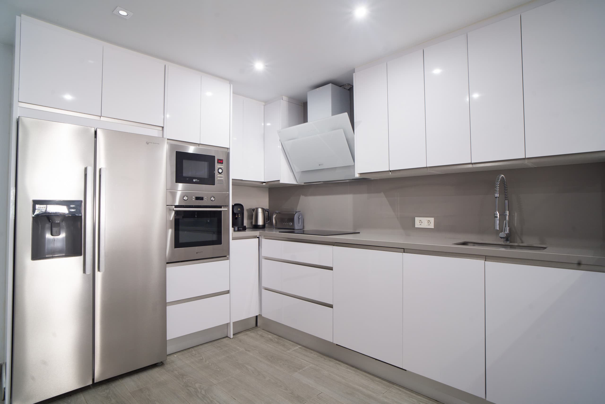 Tropical Fully Renovated Townhouse in Marbella with Walking Distance to The Beach - Image 4