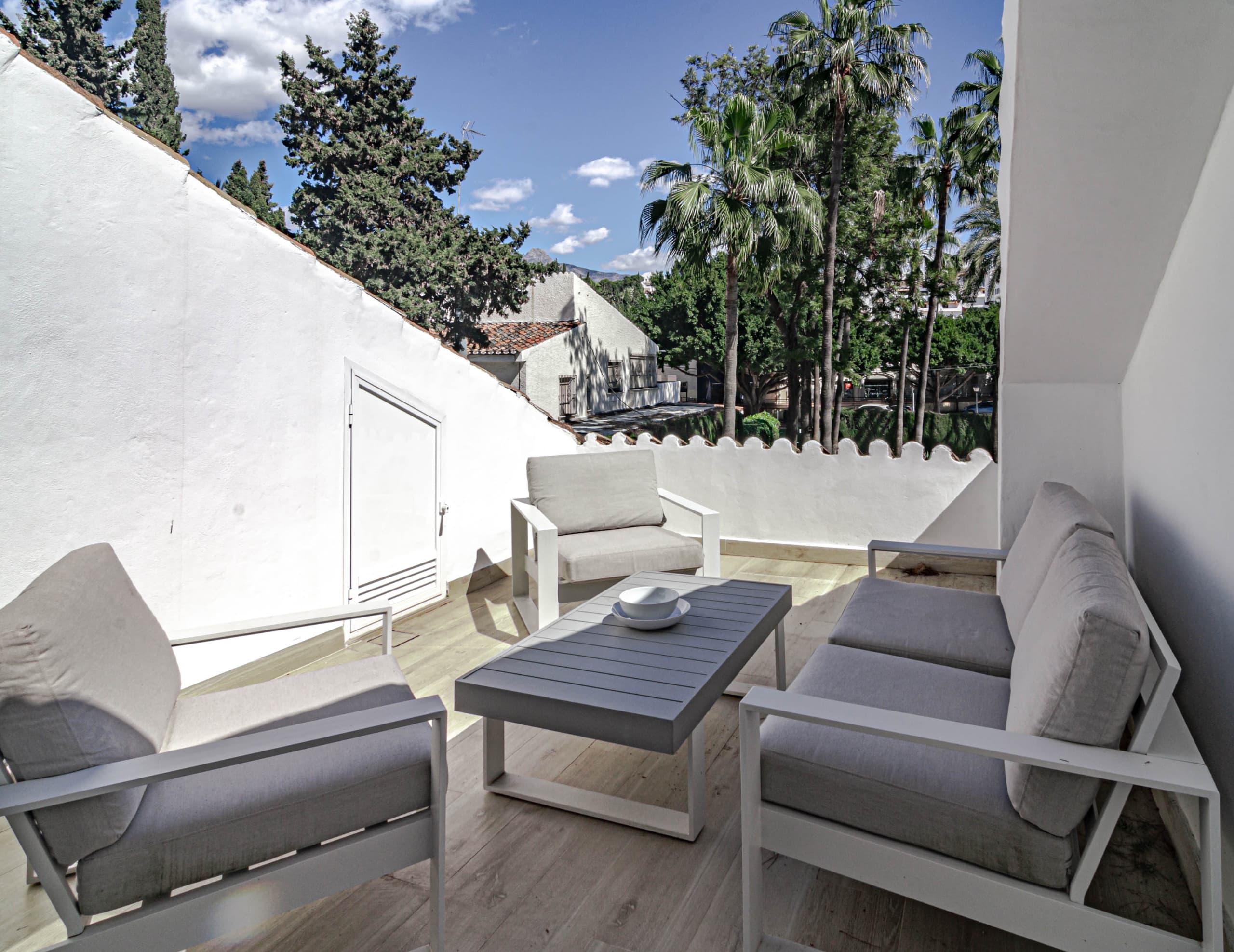 Modern apartment in prime location - Image 5